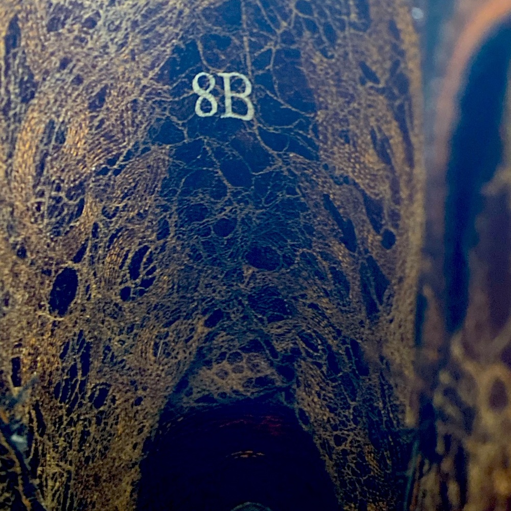 Beautiful pair of Ariats size 8 women’s.  Lots of life left in them.